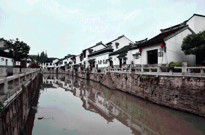 逃离违建房屋